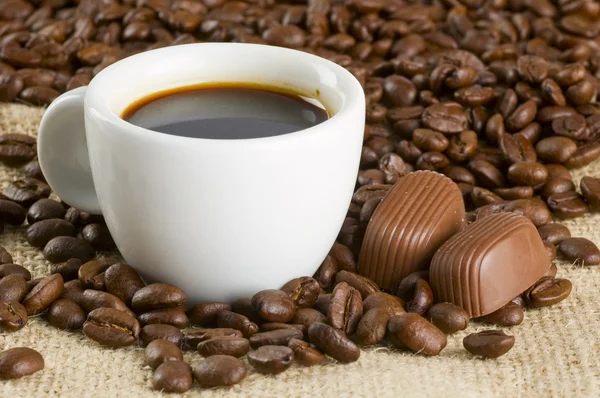 コーヒー豆とコーヒーのキャップ — ストック写真