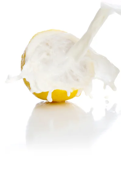 Лимон с брызгами молока — стоковое фото