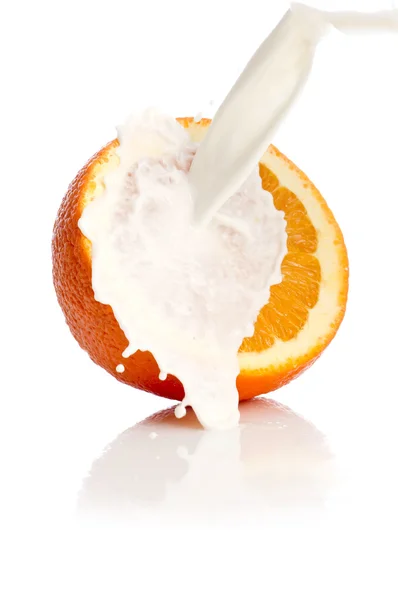 Arancio con latte spruzzato — Foto Stock