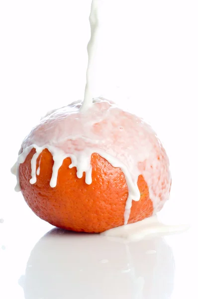 Mandarinka s stříkající mléko — Stock fotografie