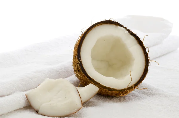 Косметические процедуры с кокосовым орехом — стоковое фото