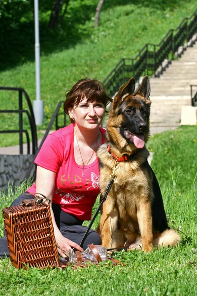 Mujer joven y perro — Foto de Stock
