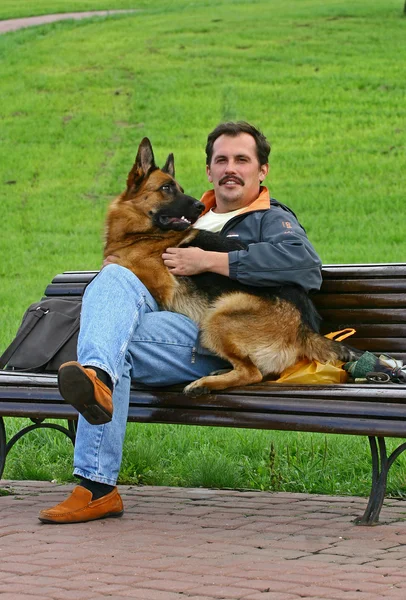 Omul cu un câine pe o bancă — Fotografie, imagine de stoc