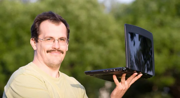 Man met laptop — Stockfoto