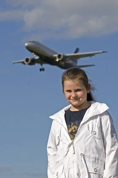Girl and airplane — Stock Photo, Image