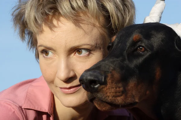 Женщина с собакой — стоковое фото