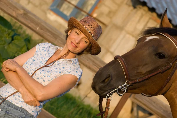 Kvinna med häst — Stockfoto