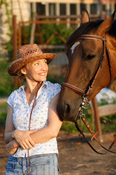 Mujer mirando a caballo — Foto de Stock