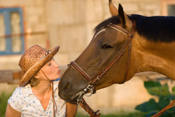 Donna baciare cavallo — Foto Stock