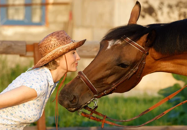 Женщина и коричневая лошадь — стоковое фото