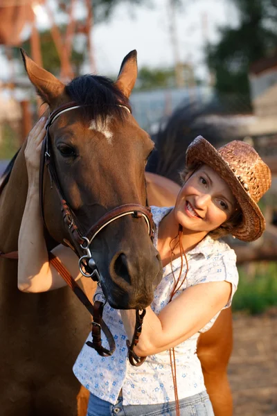 Kvinna omfamna häst — Stockfoto