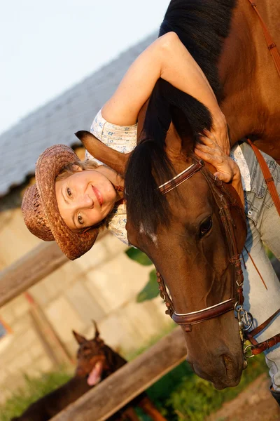 Djur. Brown; vuxen; häst; hatt; kvinnor. unga; sällskapsdjur. på; casual; utomhus — Stockfoto