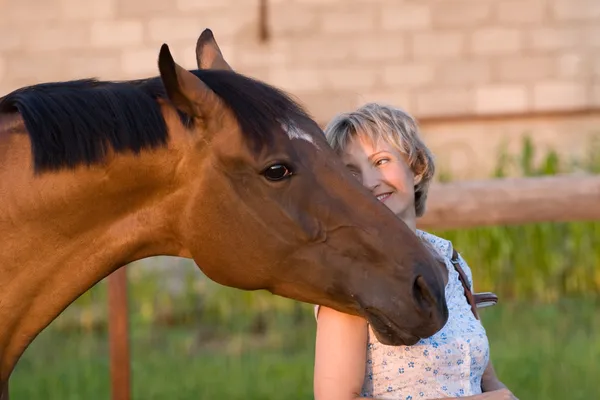 Paard hoofd op womans schouder — Stockfoto