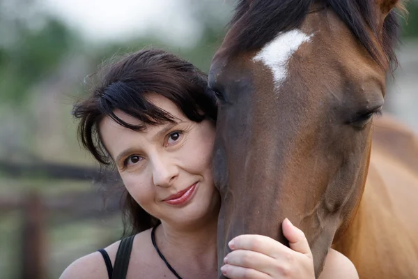 Gravid kvinna med häst — Stockfoto