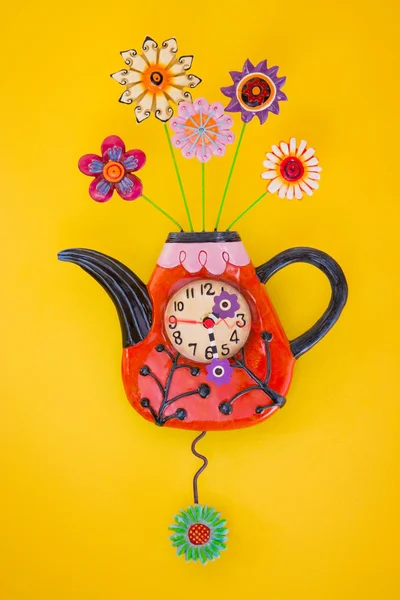 黄墙上时钟的茶壶形状 — 图库照片
