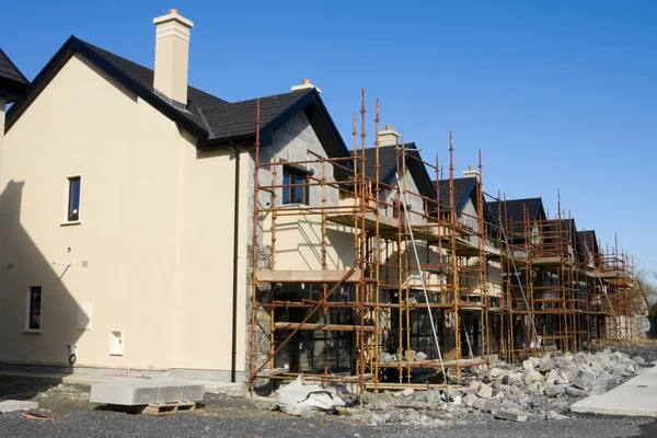 Row of houses with scaffolds — Stock Photo, Image