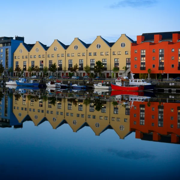 Row of buildings and fishing boats at reflected — Stock Photo, Image