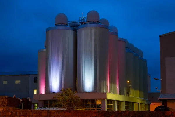 Rij industriële metalen distilleerderij tanks bij nacht — Stockfoto