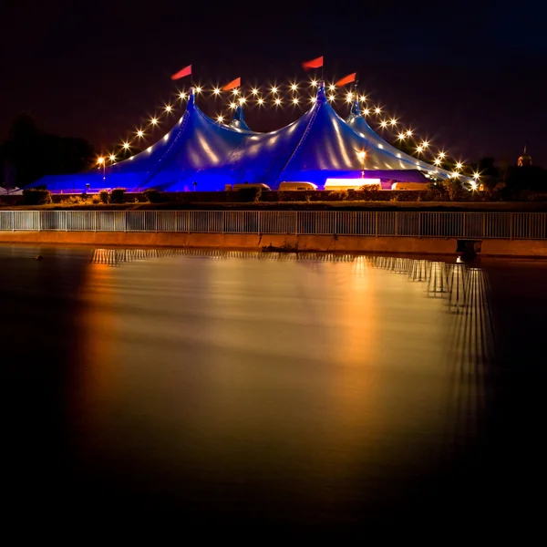 Blaues Zelt im Zirkusstil und Lichterkette in der Nacht — Stockfoto