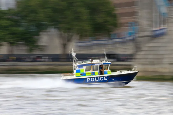 Polisens motorbåt i rörelse — Stockfoto