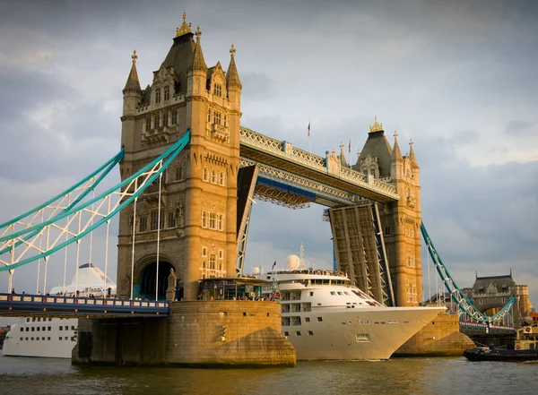 游船在日落时传递伦敦塔桥 — 图库照片