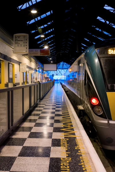 Пассажирский поезд внутри вокзала — стоковое фото