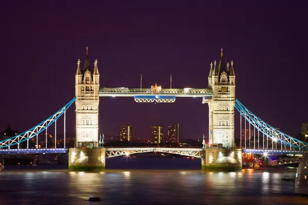 Tower bridge upplyst nattetid — Stockfoto
