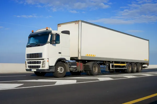 Vrachtwagen met grote witte trailer — Stockfoto