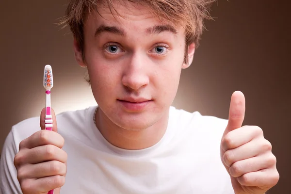 재미 있는 젊은 남자 치아 청소 — 스톡 사진
