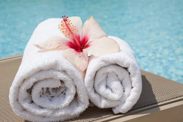 Zbliżenie ręczniki przy basenie luksusowe — Zdjęcie stockowe
