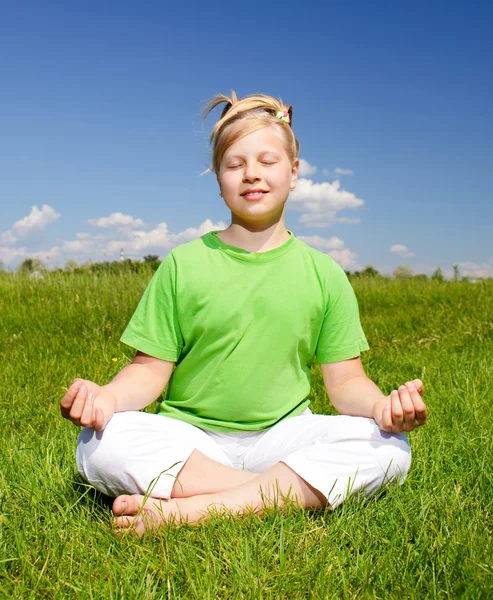 Dziewczyna medytuje w polu — Zdjęcie stockowe