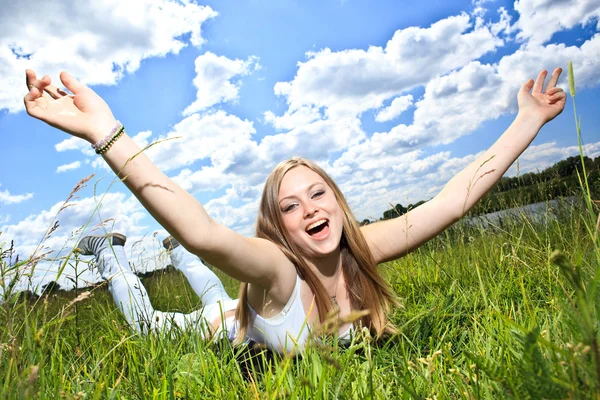 Çok gülümseyen kız rahatlatıcı yeşil çim açık Stok Resim