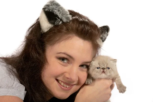 女の子と子猫 — ストック写真