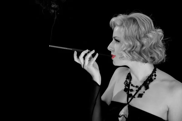 Rubia con un cigarrillo — Foto de Stock