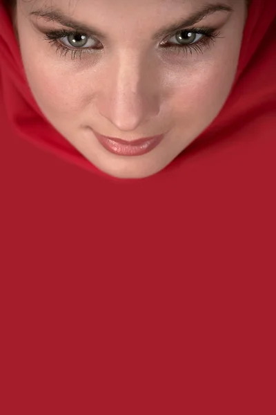 Frau mit rotem Schal — Stockfoto