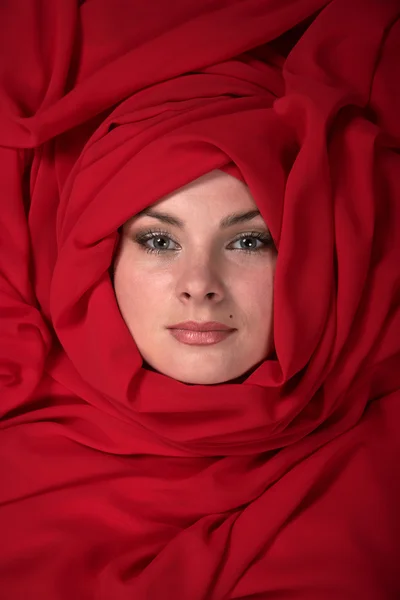 Žena v červeným šátkem — Stock fotografie