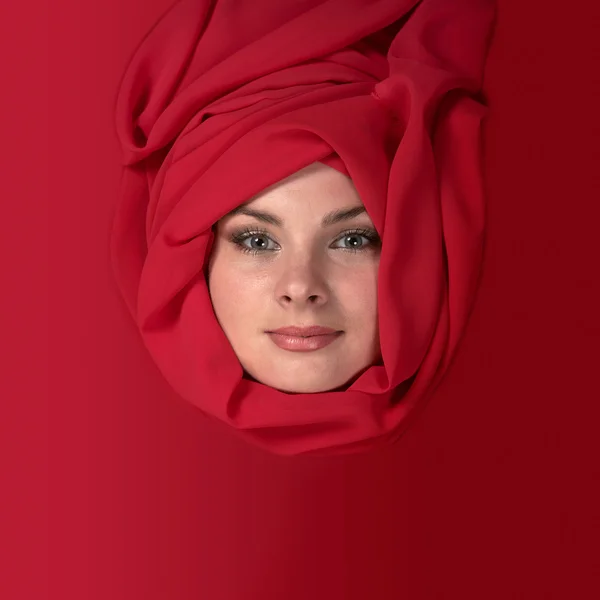 Vrouw in rode sjaal — Stockfoto
