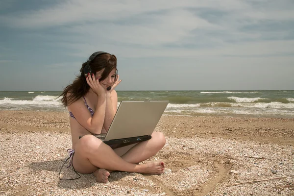 Beach, girl & laptop — Stock Photo, Image