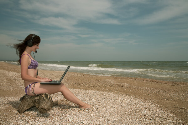 Beach, girl & laptop