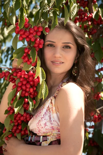 Chica con una cereza dulce —  Fotos de Stock