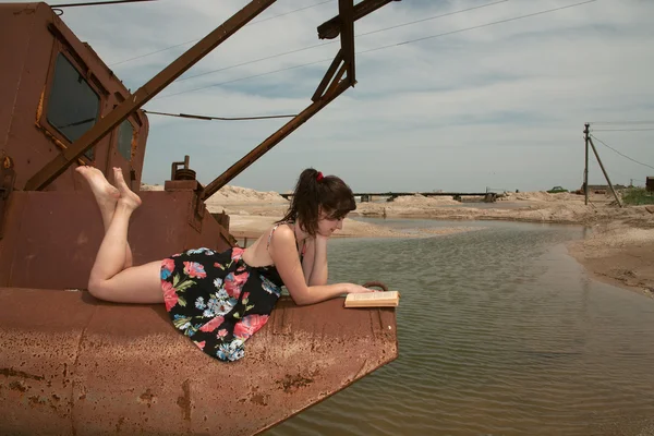 Chica, libro y viejo mecanismo oxidado — Foto de Stock