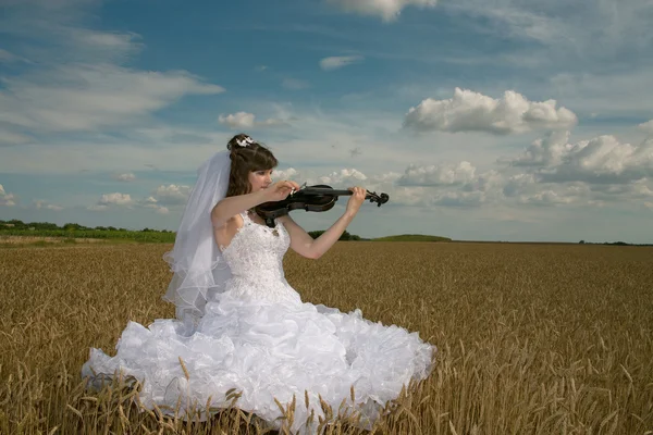 Bride & violin — Stock Photo, Image