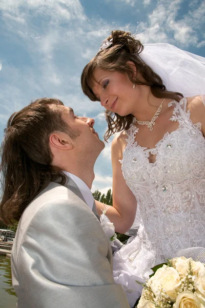 幸せな新婚カップル — ストック写真
