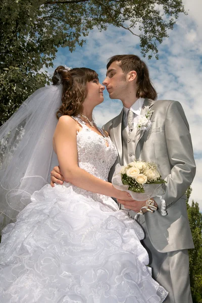 Heureux couple nouvellement marié — Photo