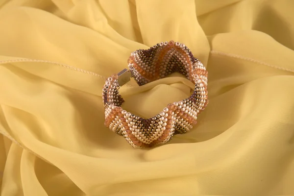 Armband aus handgearbeiteten Perlen — Stockfoto