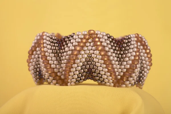 Armband aus handgearbeiteten Perlen — Stockfoto