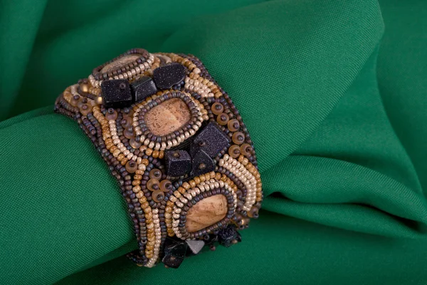 Armband från hand-arbetade pärlor — Stockfoto
