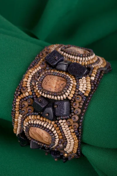 Armband van hand-werkte kralen — Stockfoto