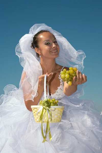Bride & grapes — Stock Photo, Image