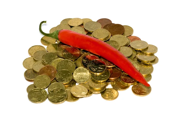 Högen av mynt och red hot chili peppers — Stockfoto